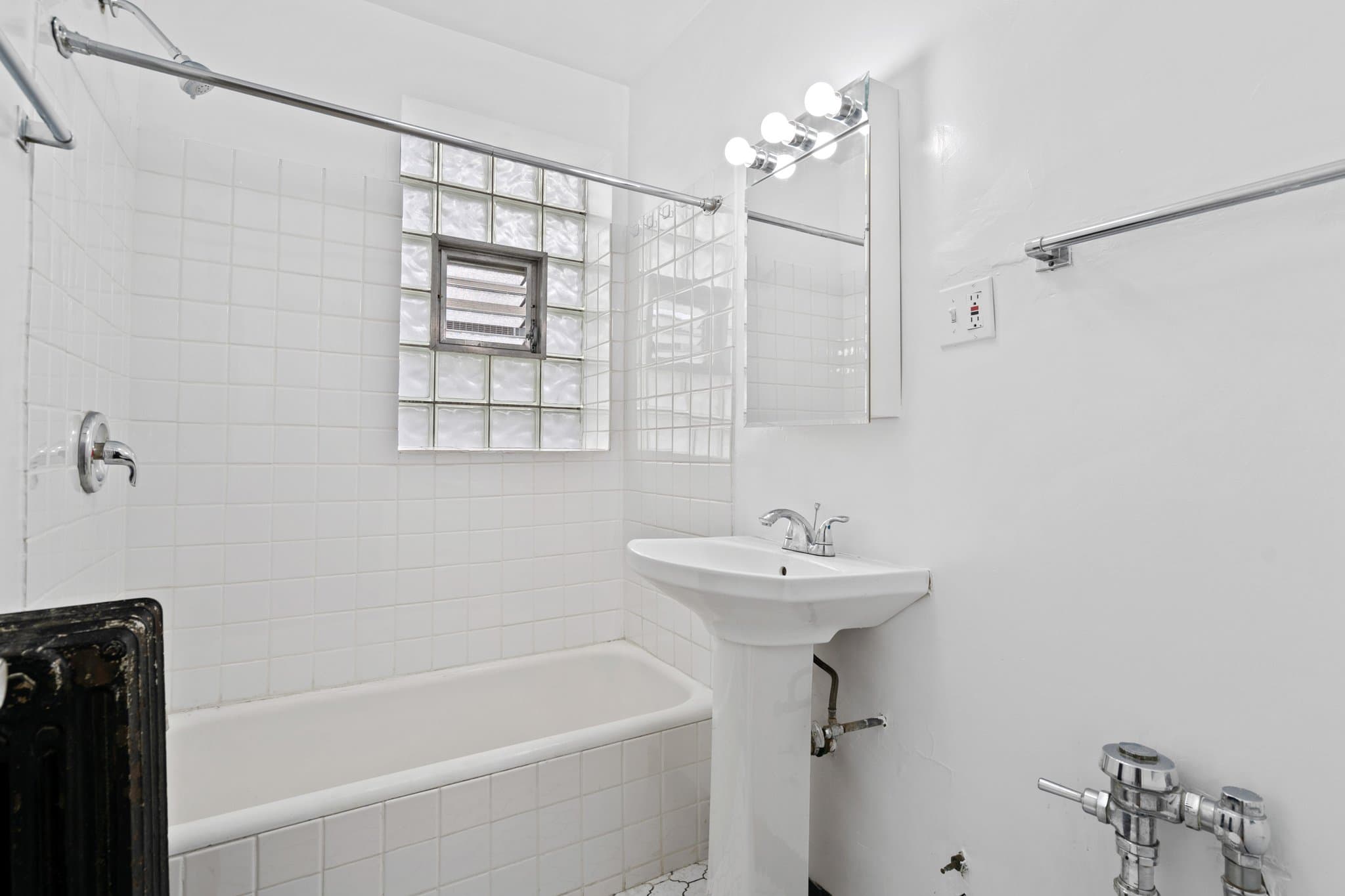 Chicago Apartment: 1440 W. Howard St.