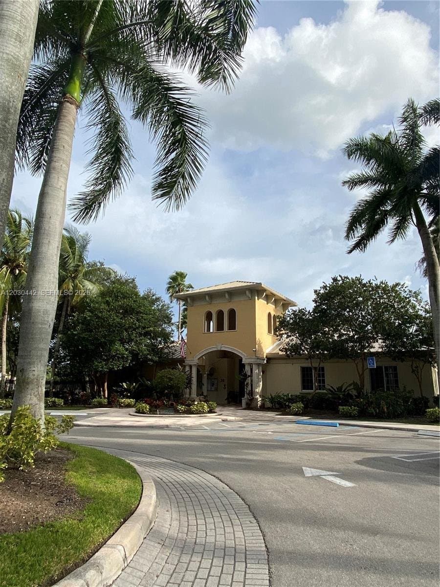 Royal Palm Beach Townhome: 300 N Crestwood Ct N