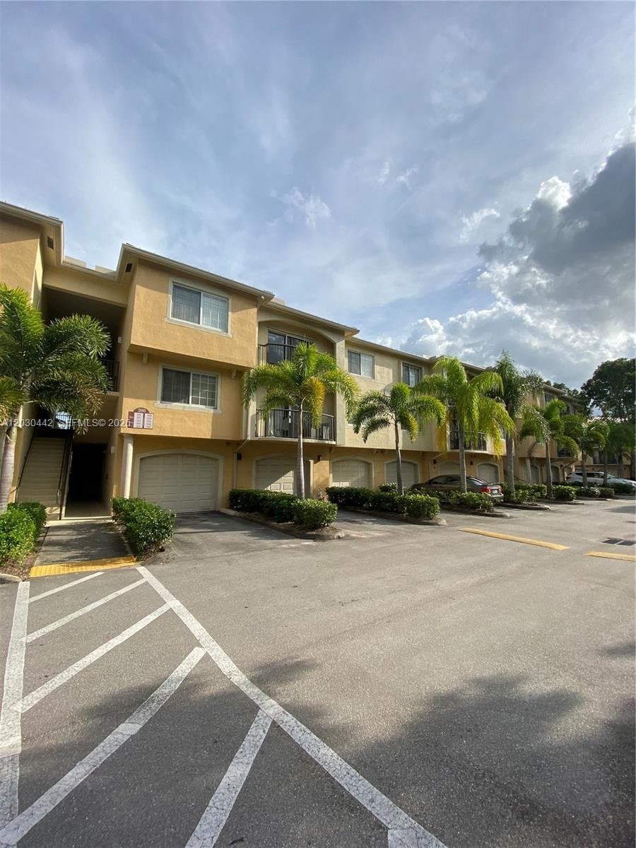Royal Palm Beach Townhome: 300 N Crestwood Ct N