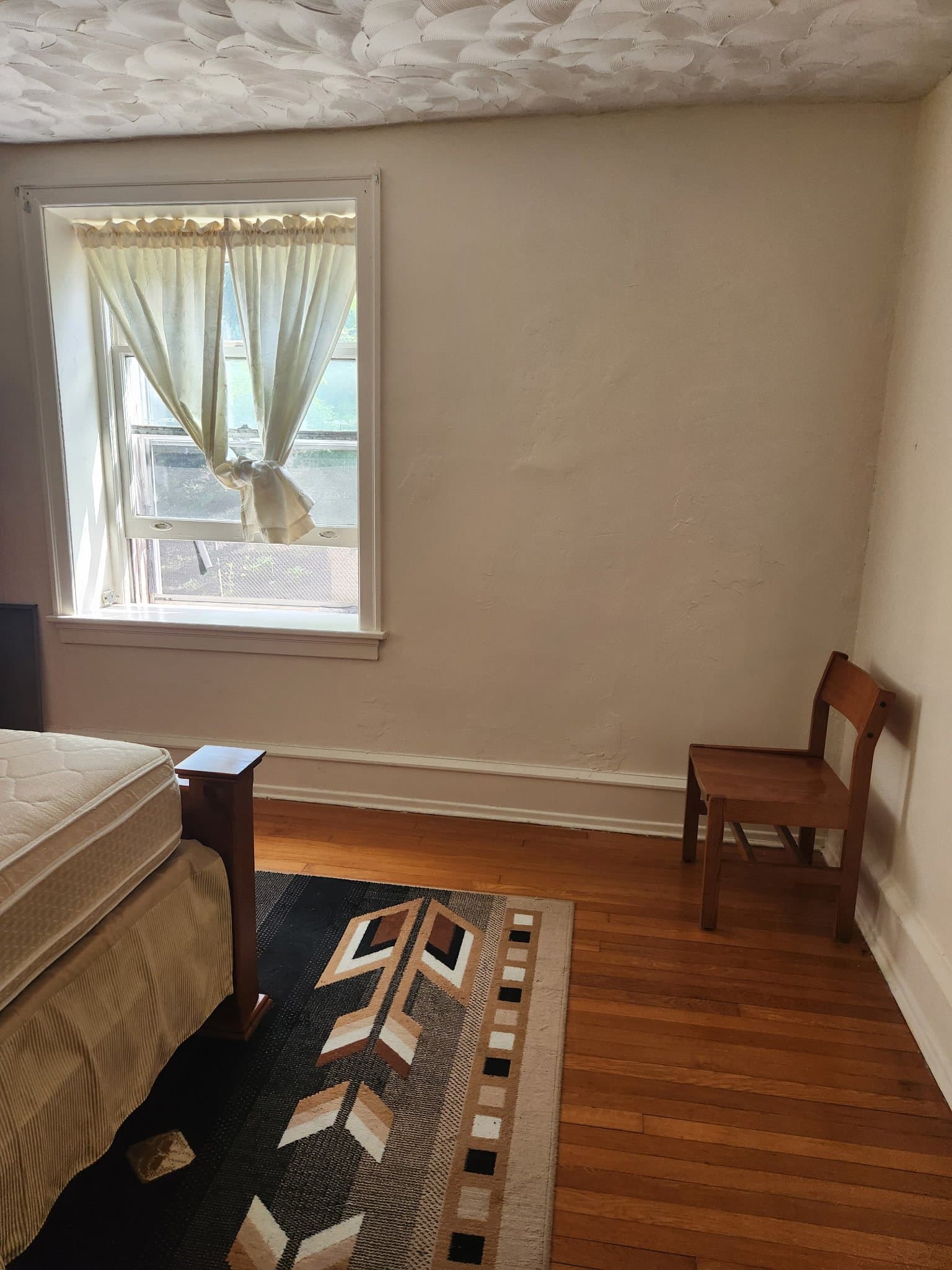 Philadelphia Single Room: 411 East Locust Avenue