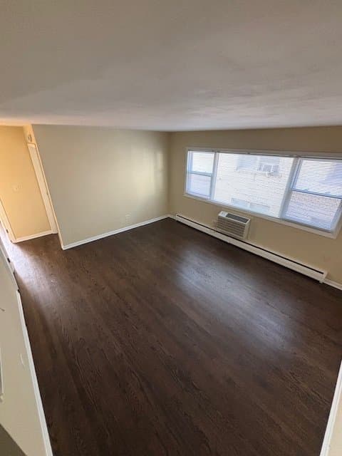Melrose Park Apartment: 1971 N 19th Ave