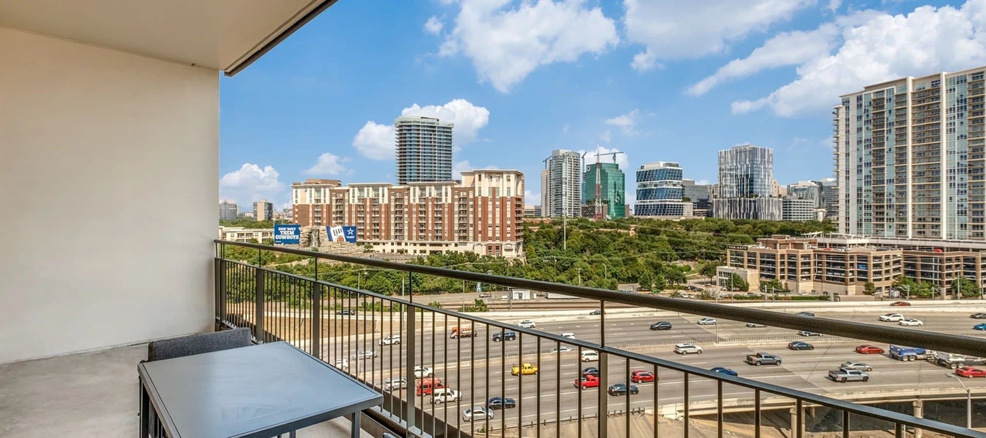 Dallas Apartment: 1400 Hi Line Dr