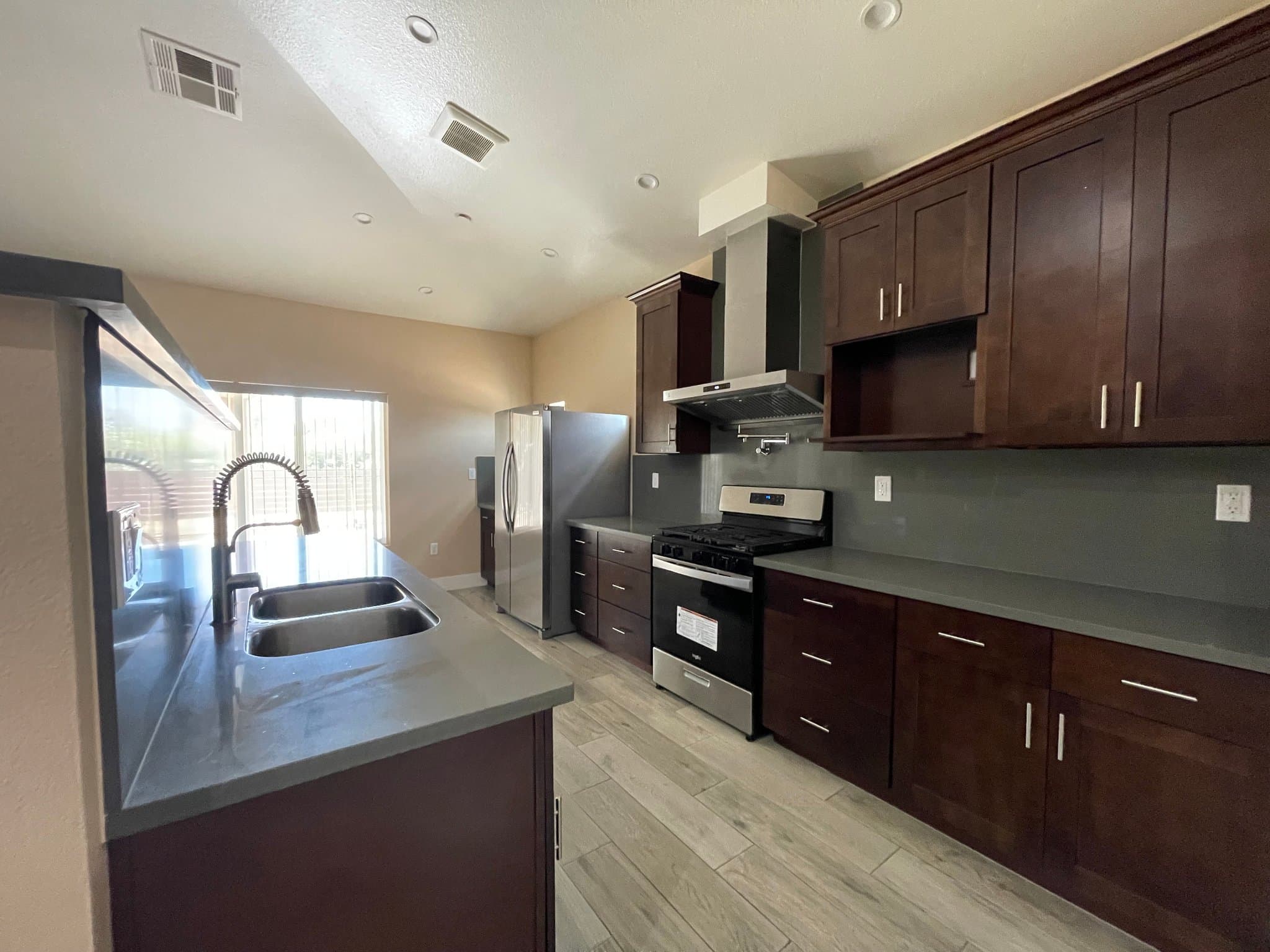 Hesperia House: 17515 Live Oak St