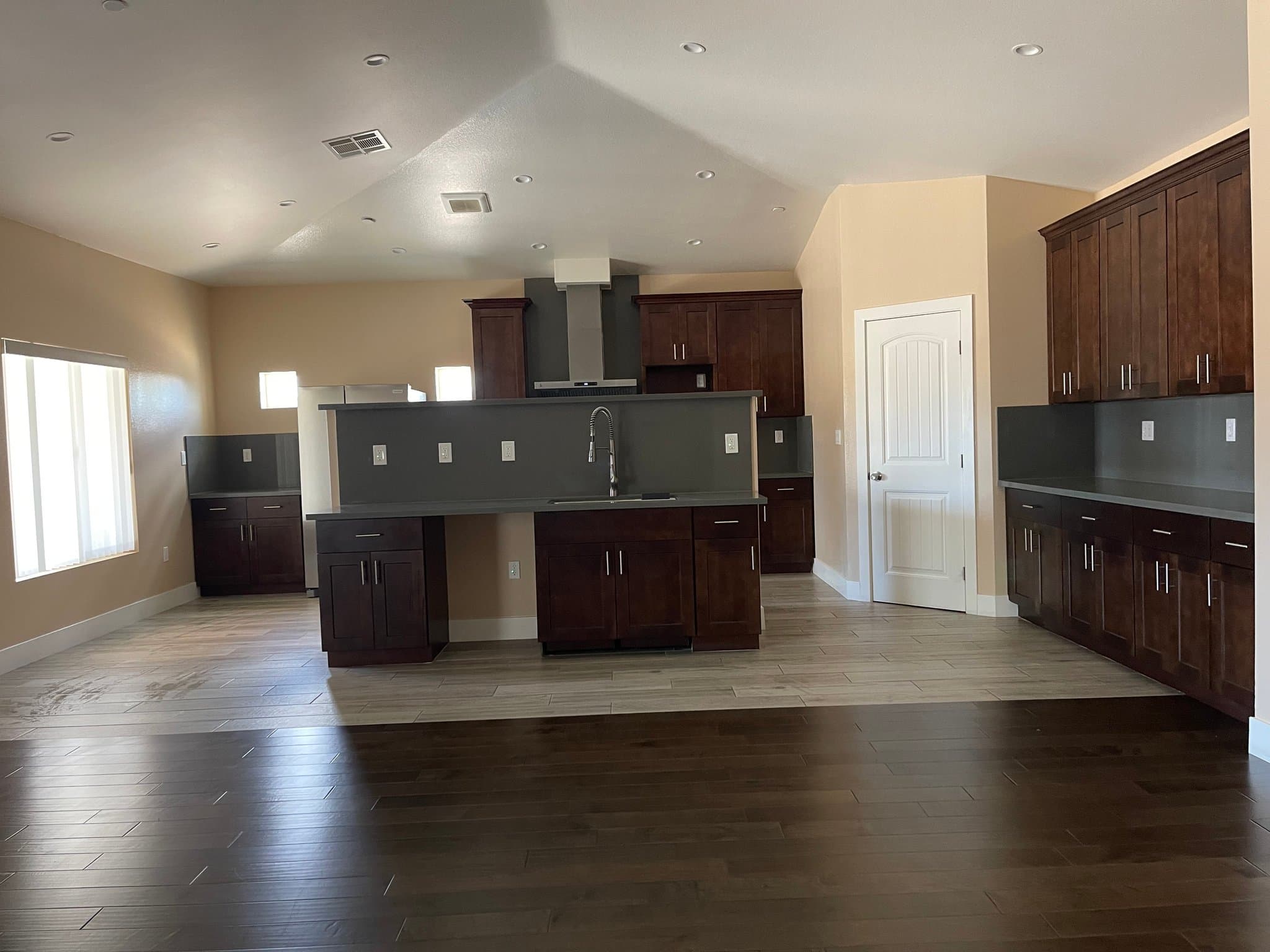 Hesperia House: 17515 Live Oak St