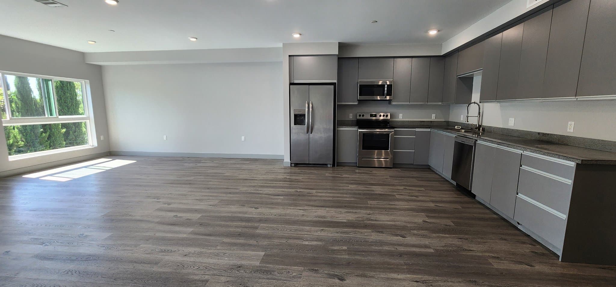 Van Nuys Apartment: 7040 Woodman Ave