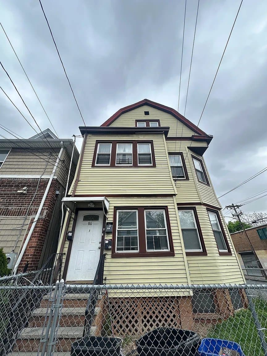 Newark Apartment: 86 Stuyvesant Ave