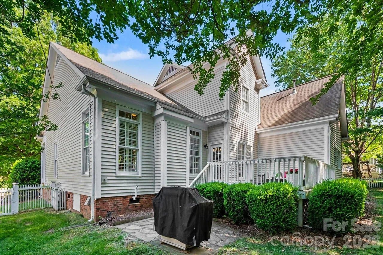 charlotte House: 6739 Red Maple Dr