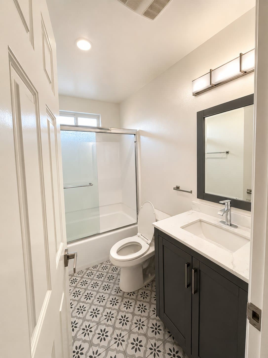Los Angeles Apartment: 721 w 30th street