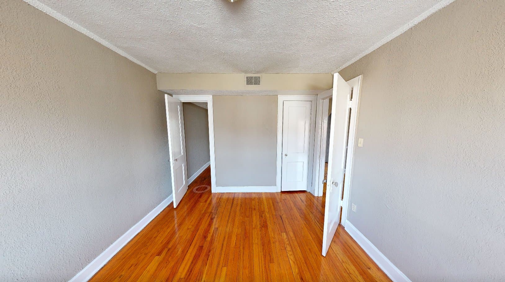 Kansas City Apartment: 4333 Roanoke Parkway
