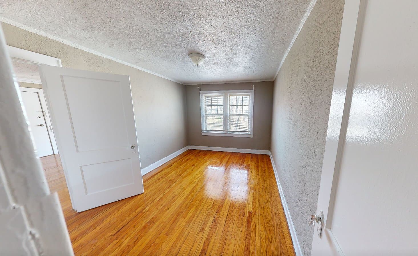 Kansas City Apartment: 4333 Roanoke Parkway