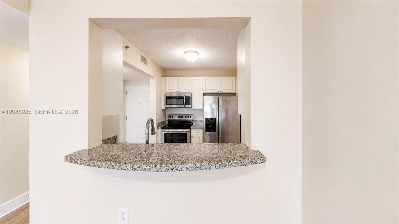 MIAMI Condo: 900 SW 8th St