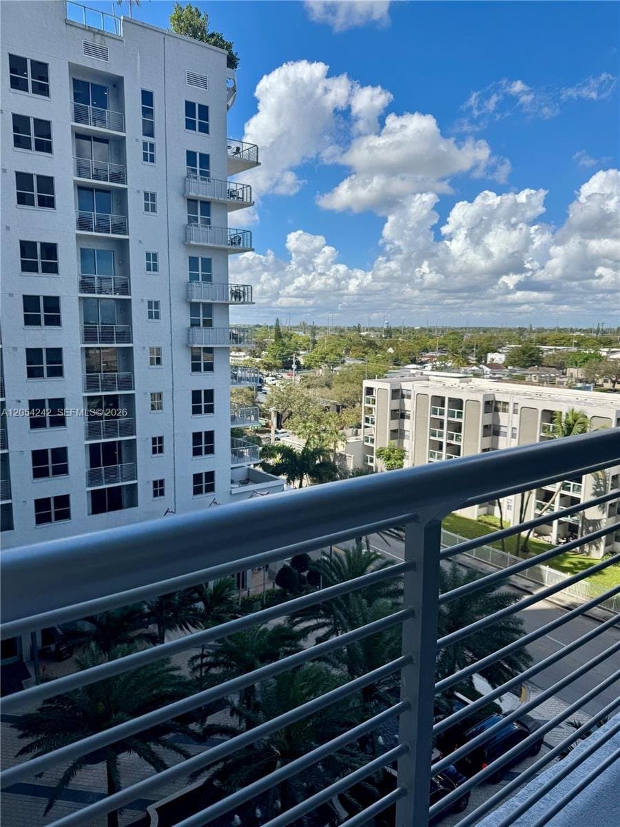 HOLLYWOOD Condo: 1776 Polk St