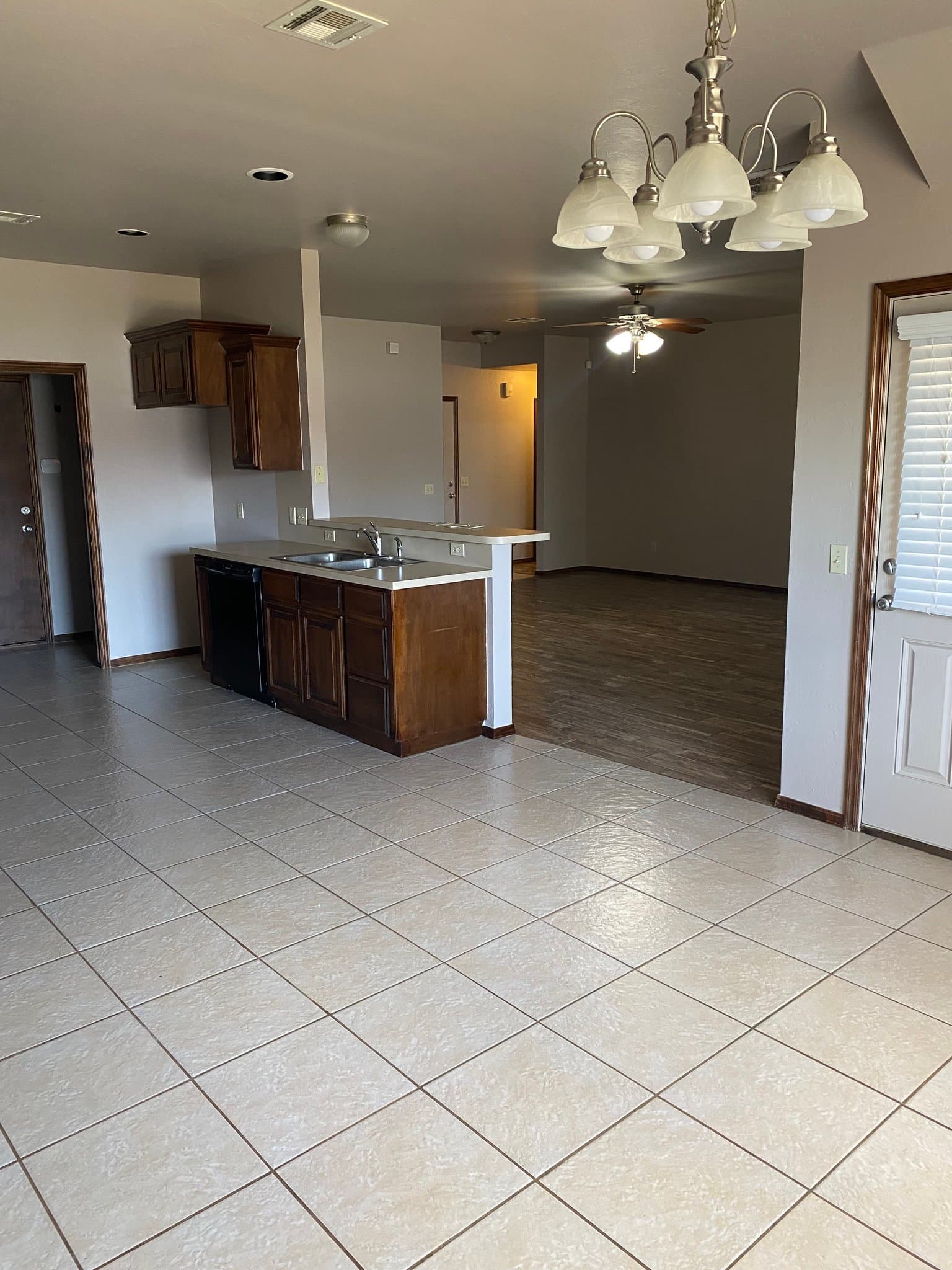 Mustang House: 113 N Shannon Way