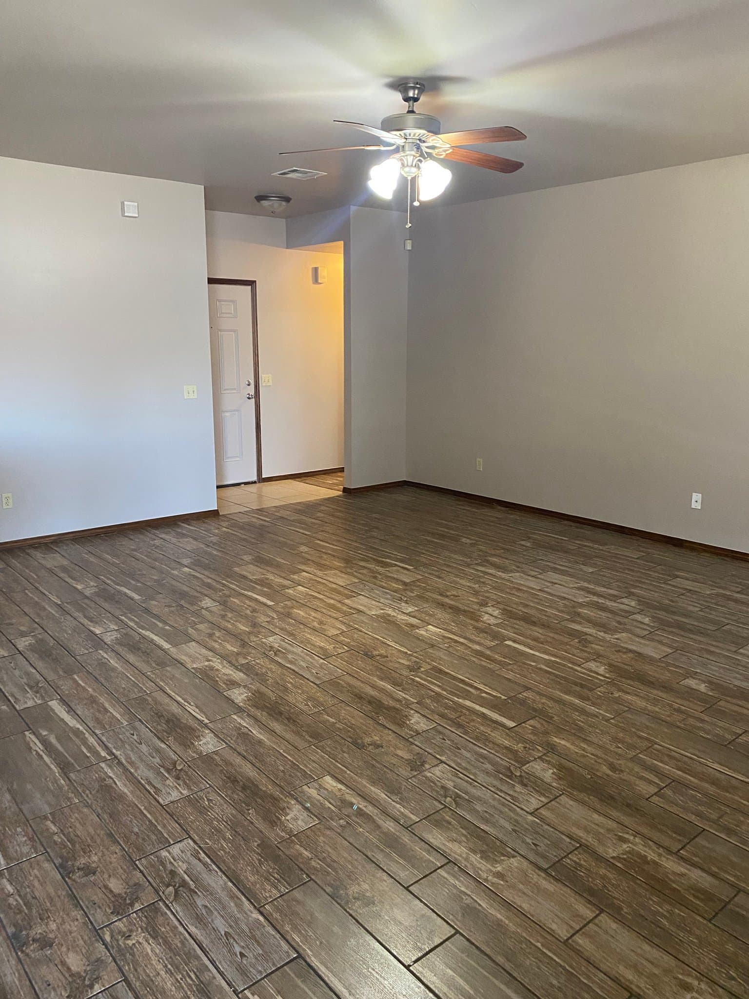 Mustang House: 113 N Shannon Way