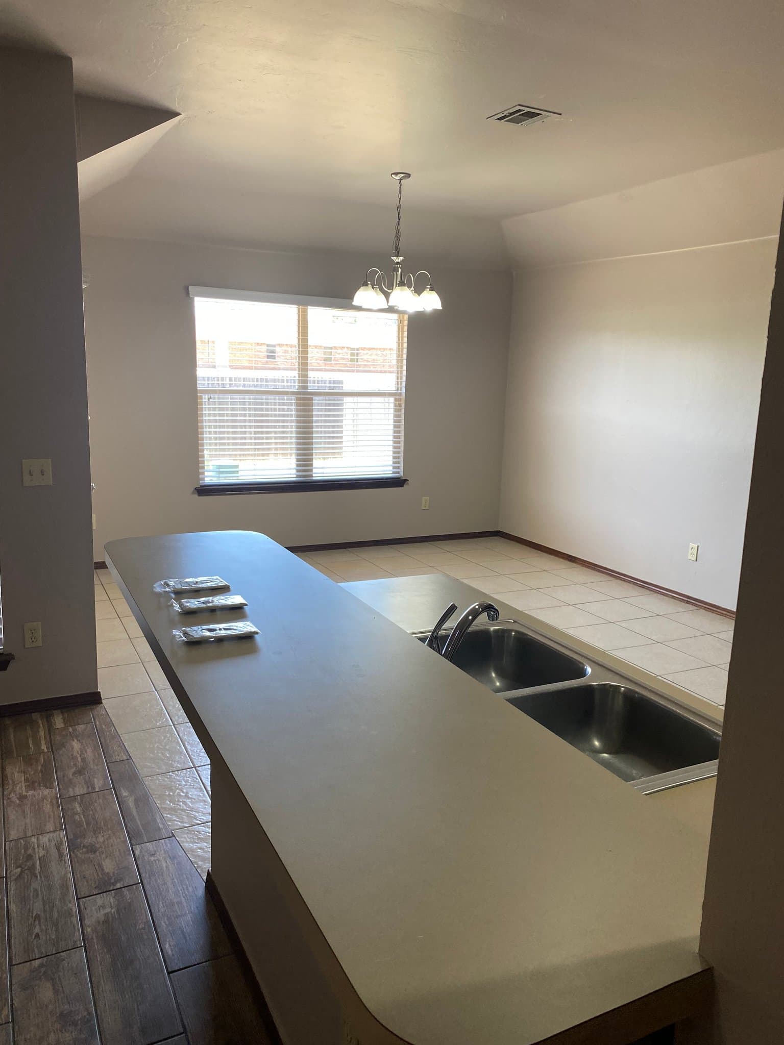 Mustang House: 113 N Shannon Way