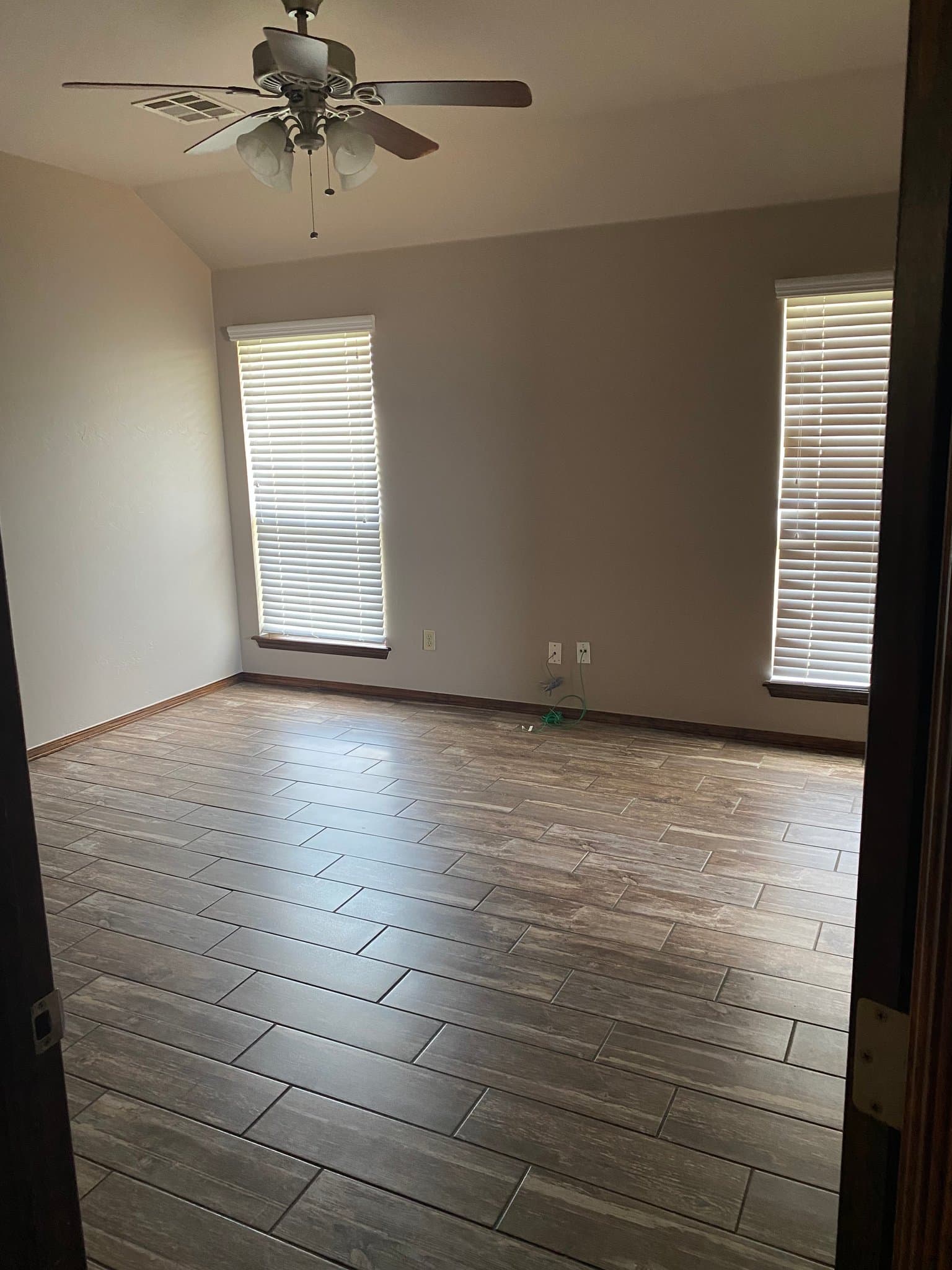 Mustang House: 113 N Shannon Way