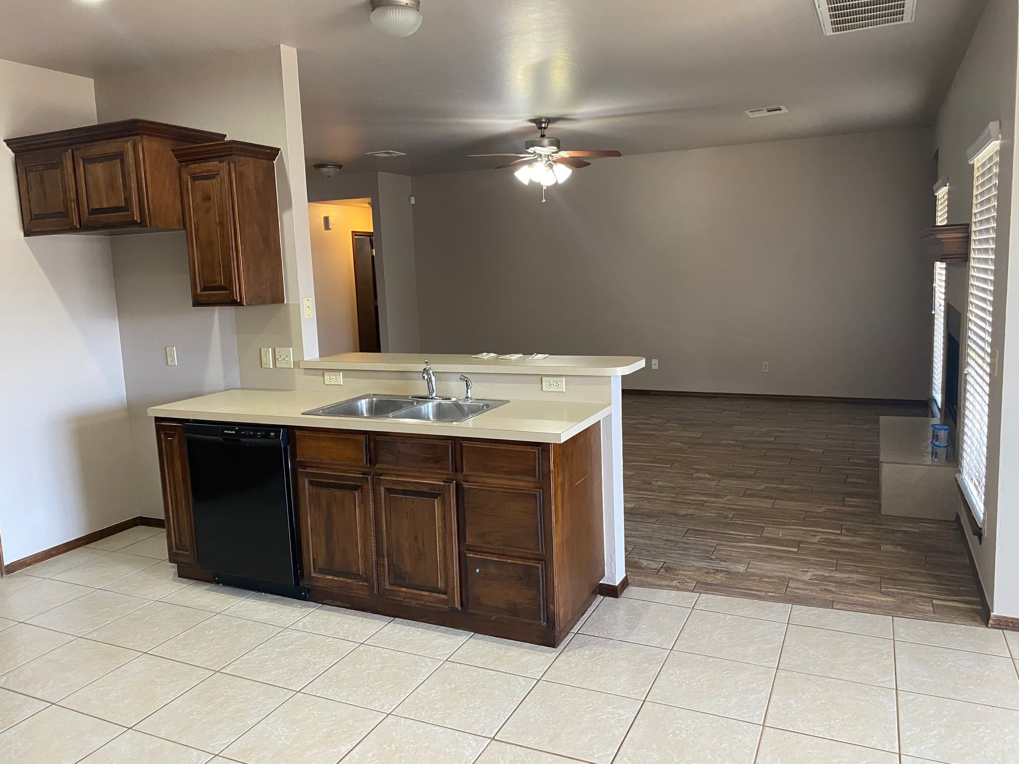 Mustang House: 113 N Shannon Way