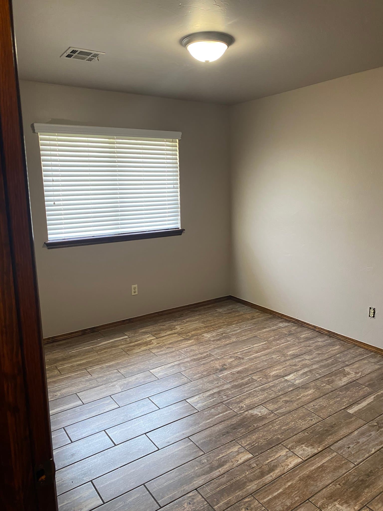 Mustang House: 113 N Shannon Way