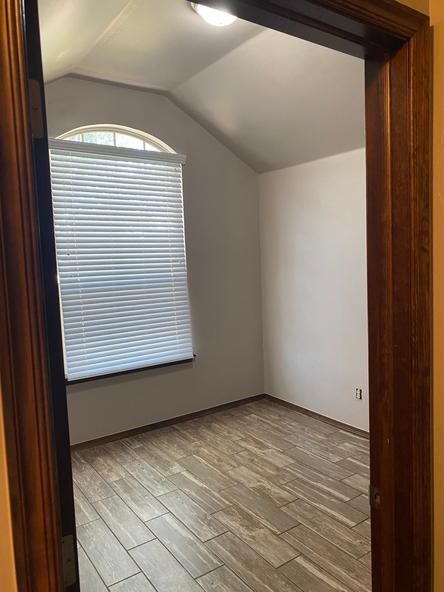Mustang House: 113 N Shannon Way