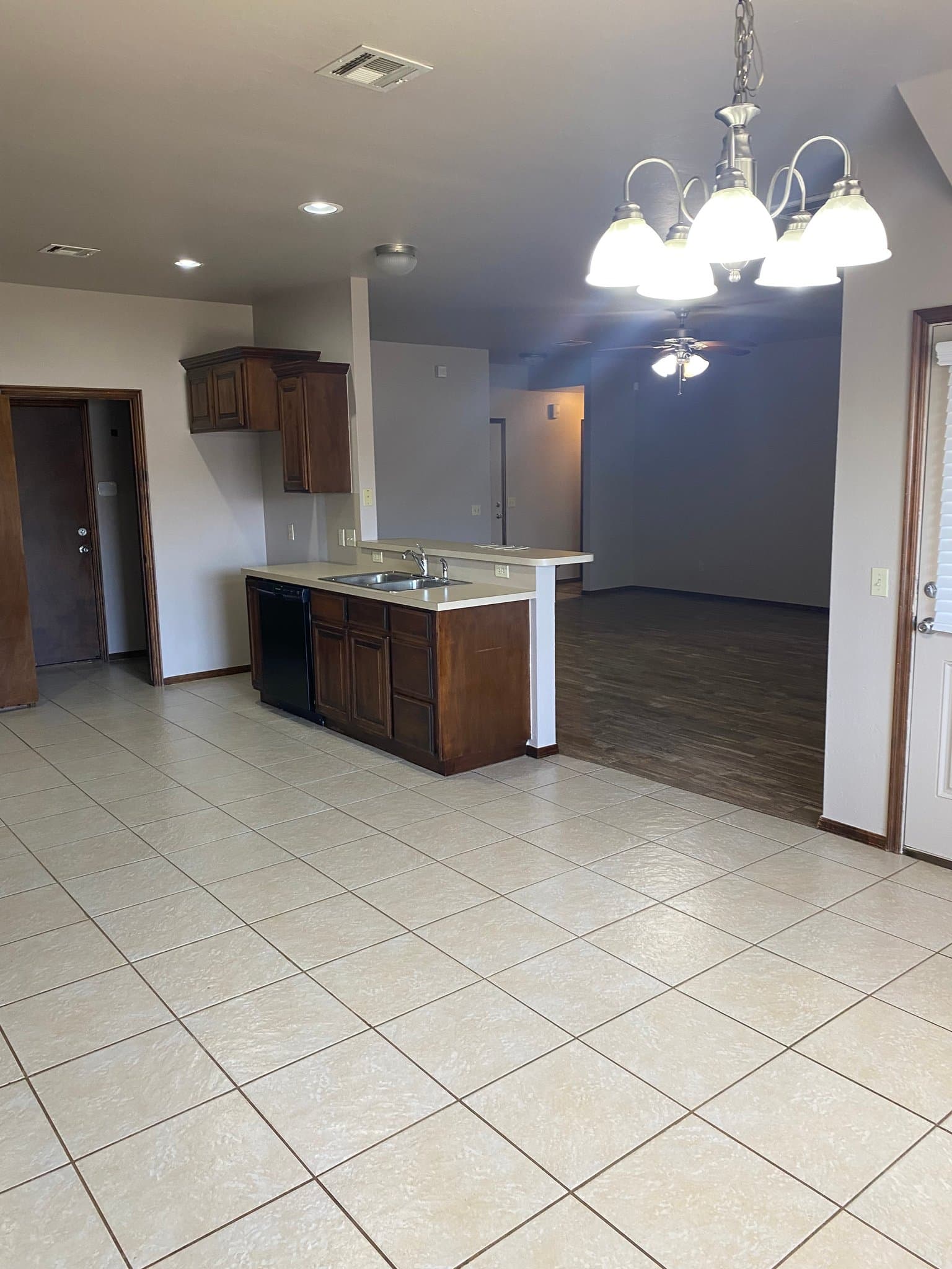 Mustang House: 113 N Shannon Way