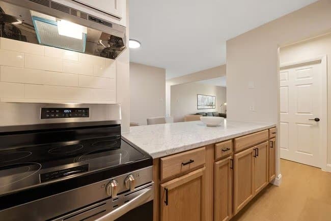 liverpool Single Room: 4320 Arlington Cir