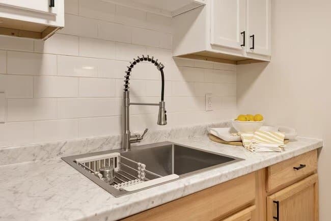 liverpool Single Room: 4320 Arlington Cir