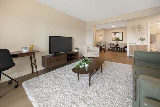 liverpool Single Room: 4320 Arlington Cir
