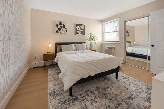 liverpool Apartment: 1150 Vine