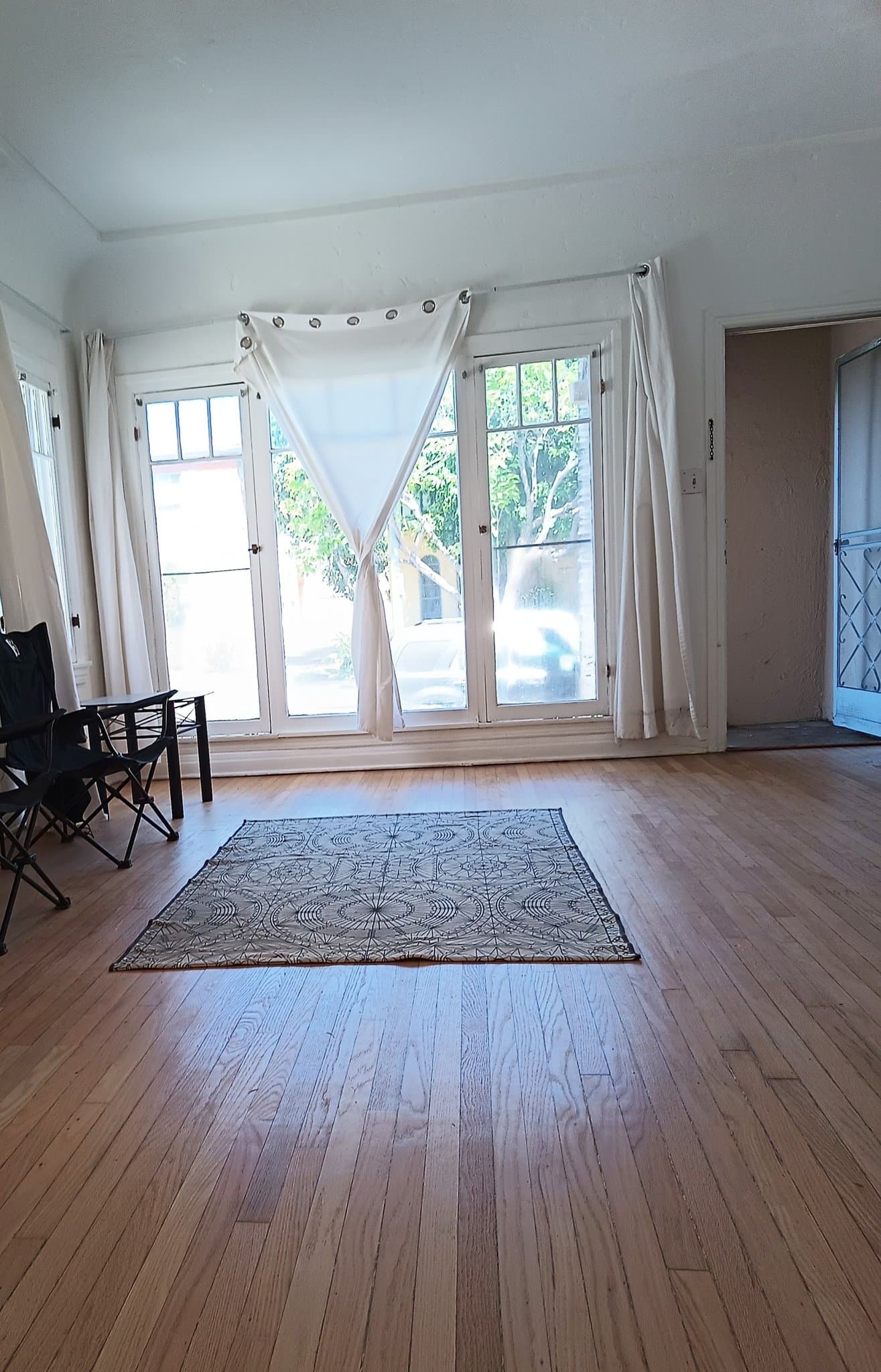 Los Angeles Apartment: 427 N Genesee Ave
