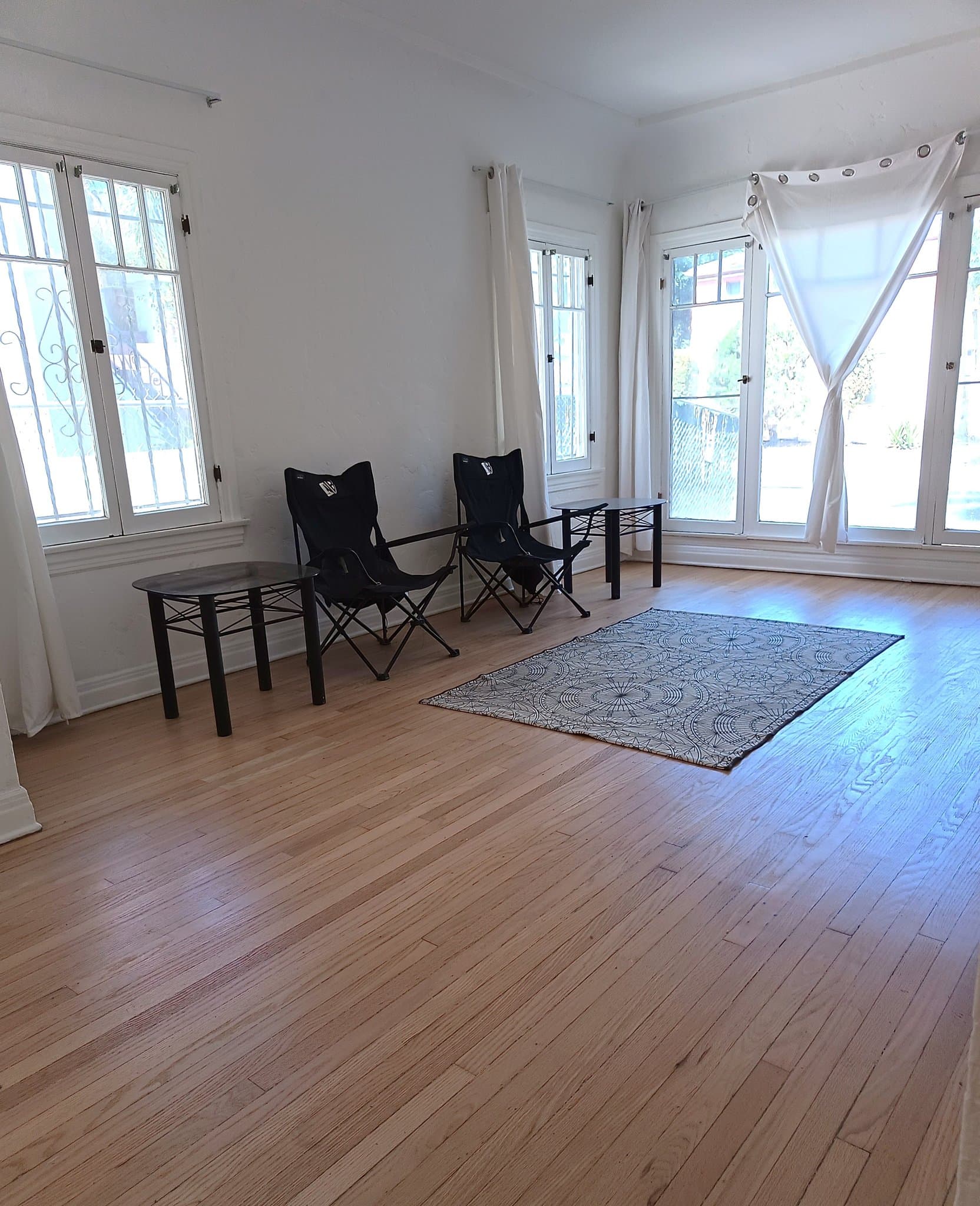 Los Angeles Apartment: 427 N Genesee Ave