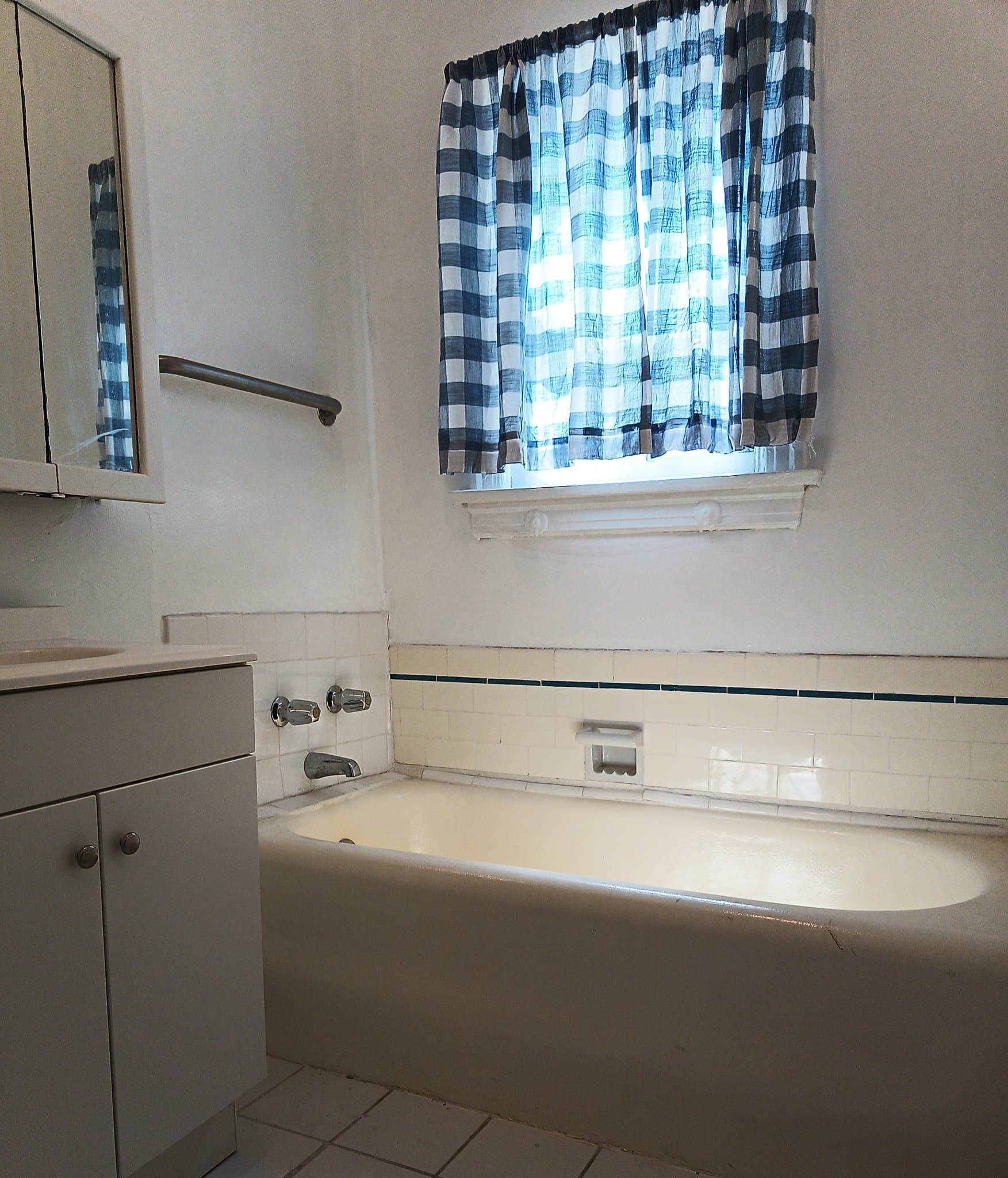 Los Angeles Apartment: 427 N Genesee Ave