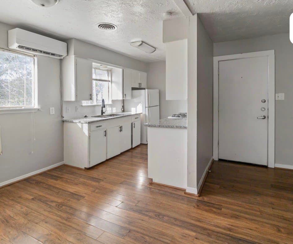 Bryan Apartment: 1014 E 23rd St