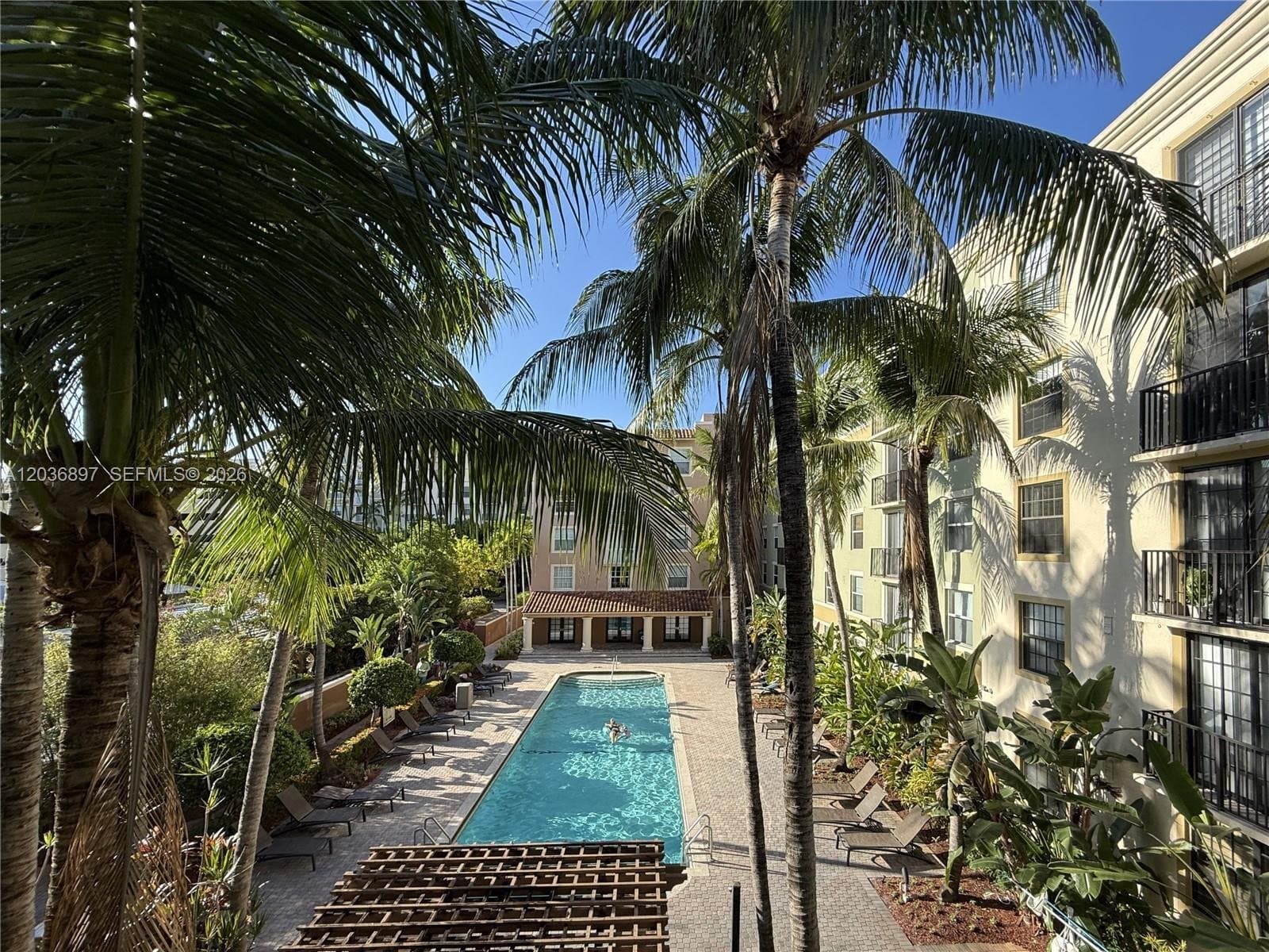 HOLLYWOOD Condo: 1900 Van Buren St
