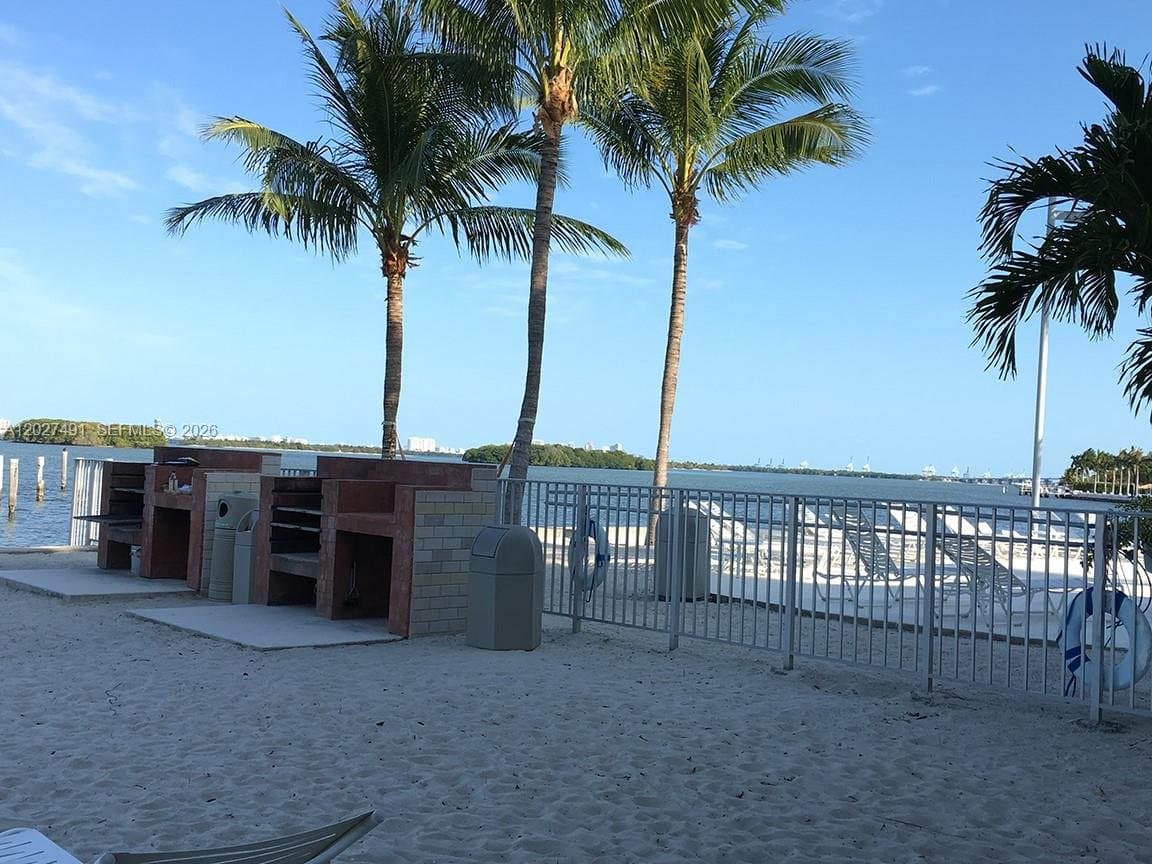 MIAMI Condo: 650 NE 64th St