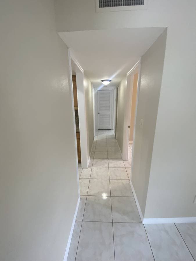 Tampa House: 4001 W Comanche Ave