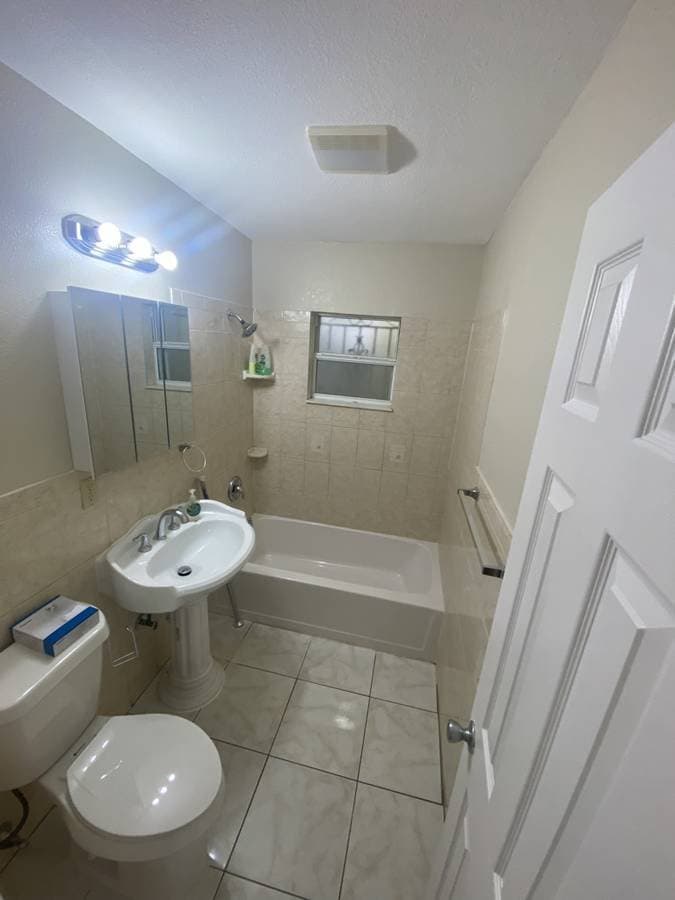 Tampa House: 4001 W Comanche Ave