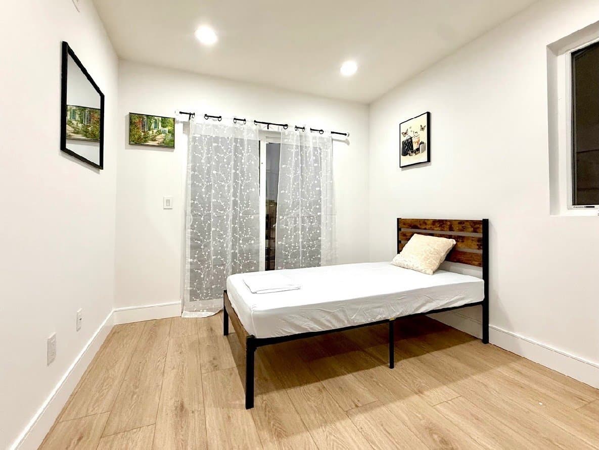 Los Angeles Apartment: 1615 2nd Ave