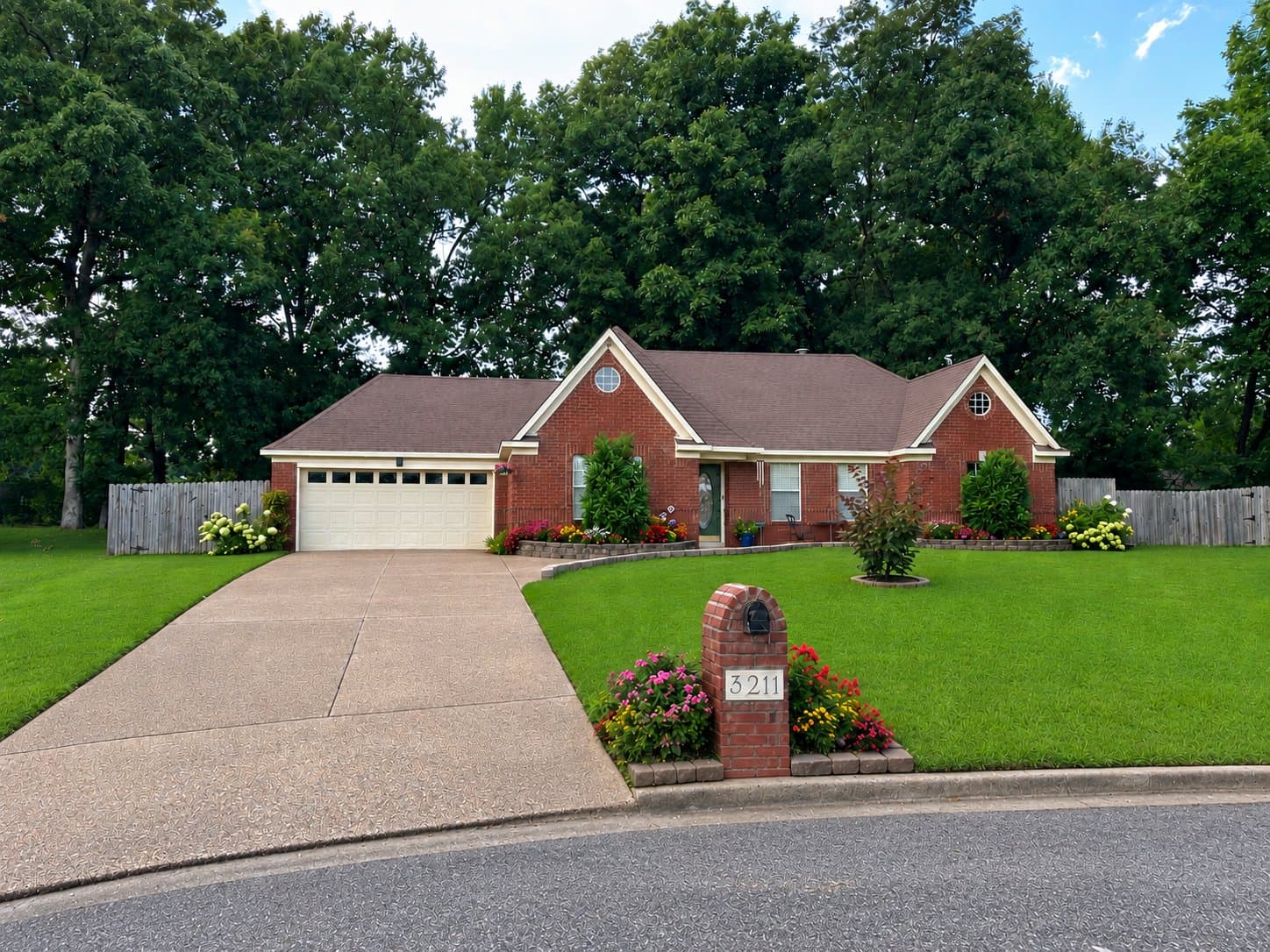 Lakeland House: 3211 Shadow Green Ln