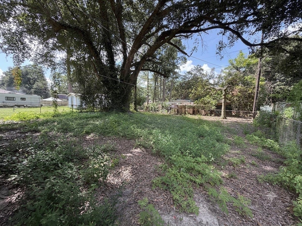 Lafayette House: 126 Sherwood Dr