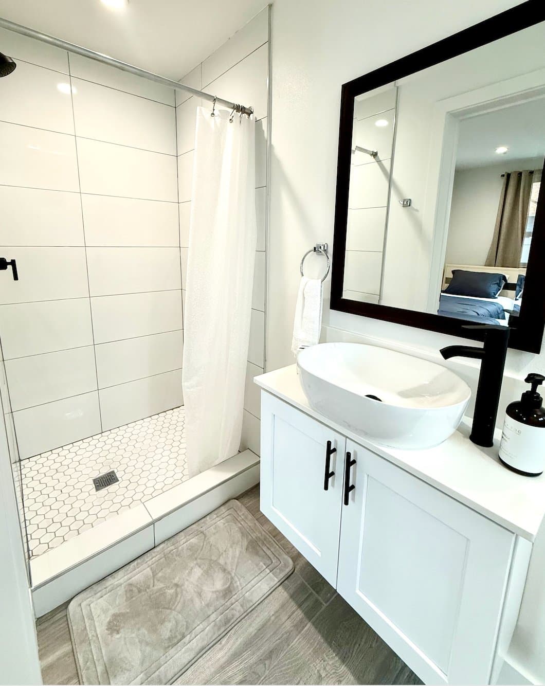 Los Angeles Apartment: 1597 W 37th St