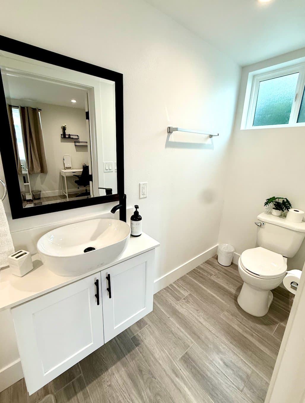 Los Angeles Apartment: 1597 W 37th St