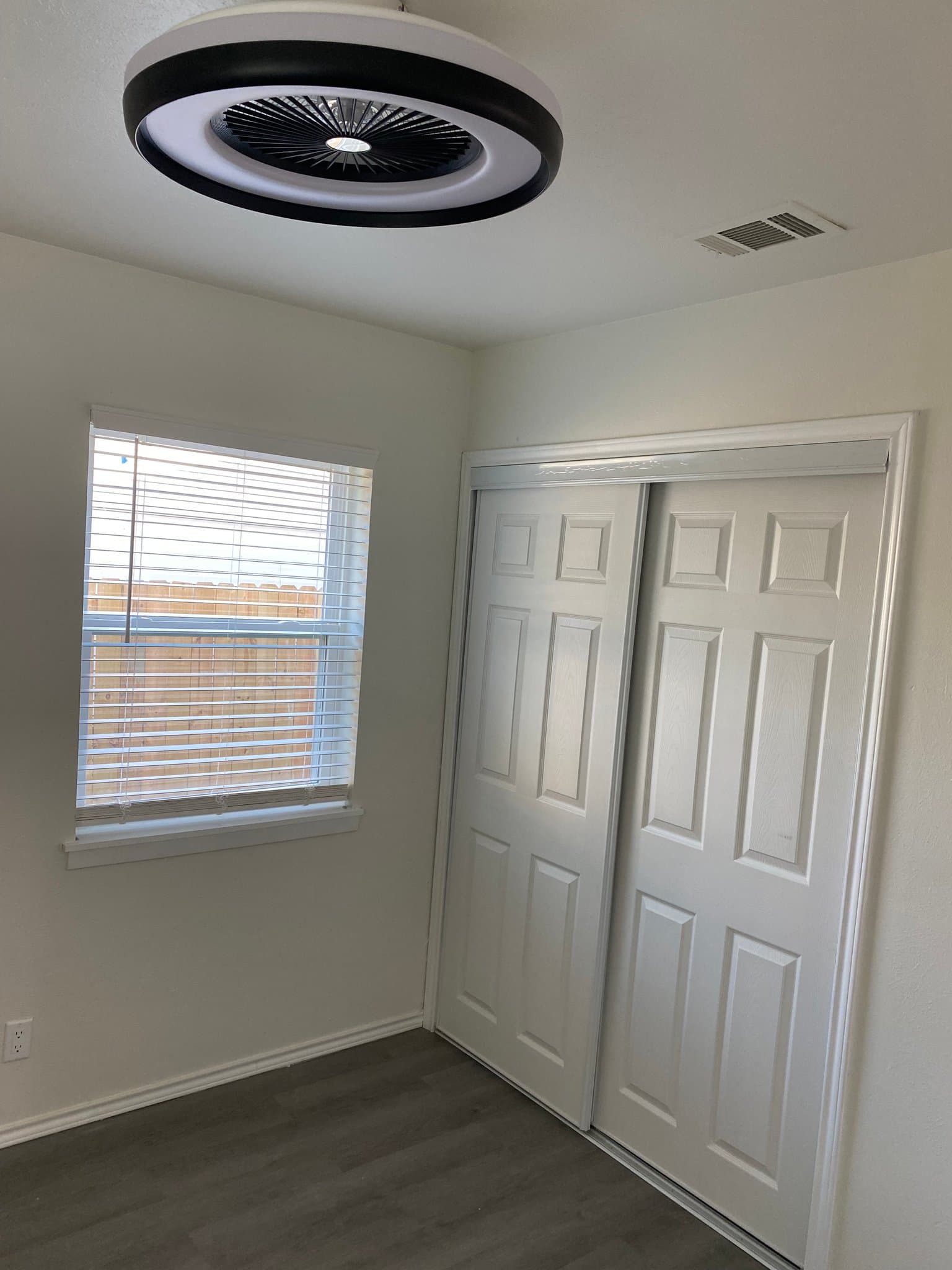 EULESS House: 1104 GLENN DR