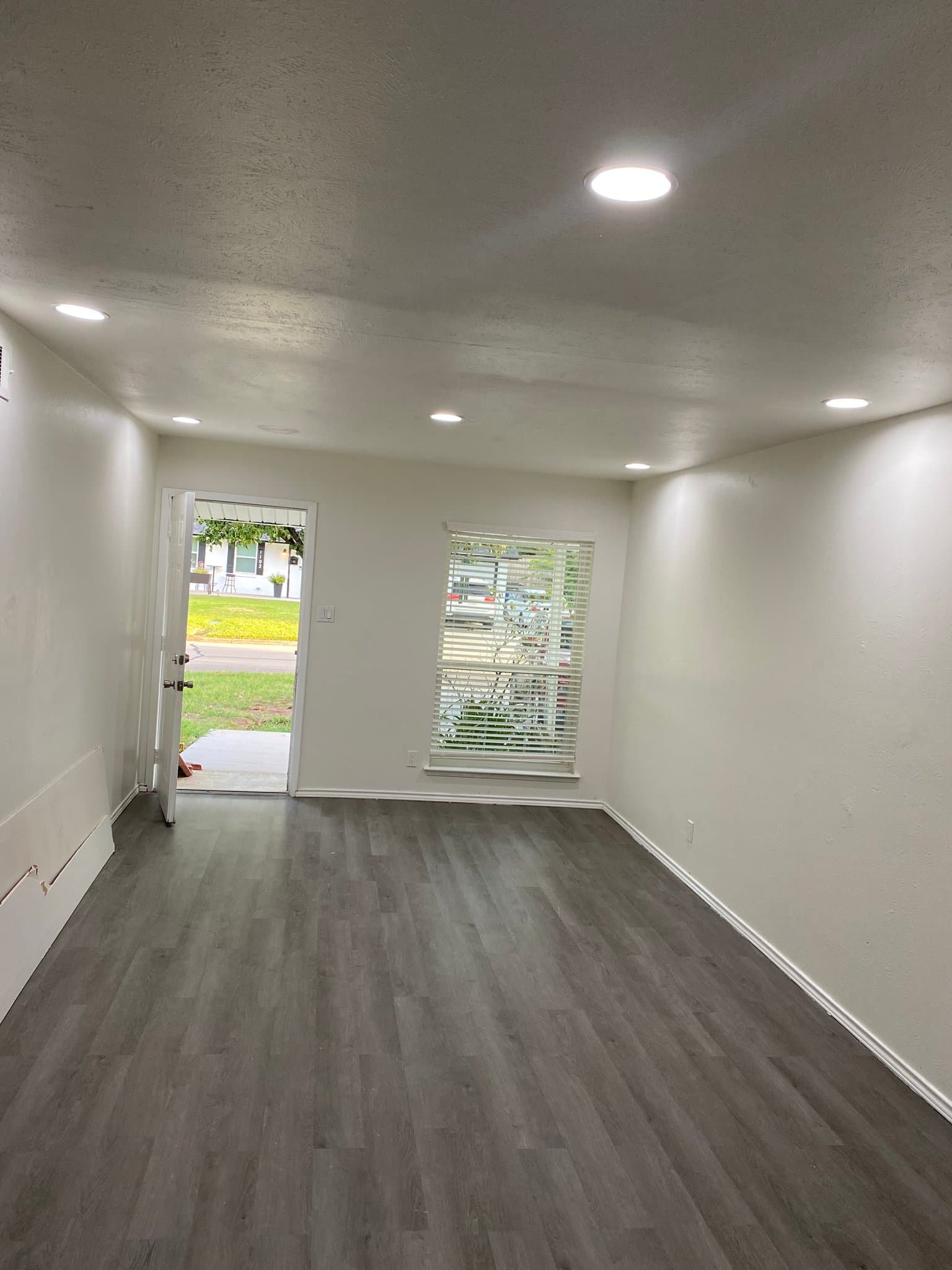 EULESS House: 1104 GLENN DR