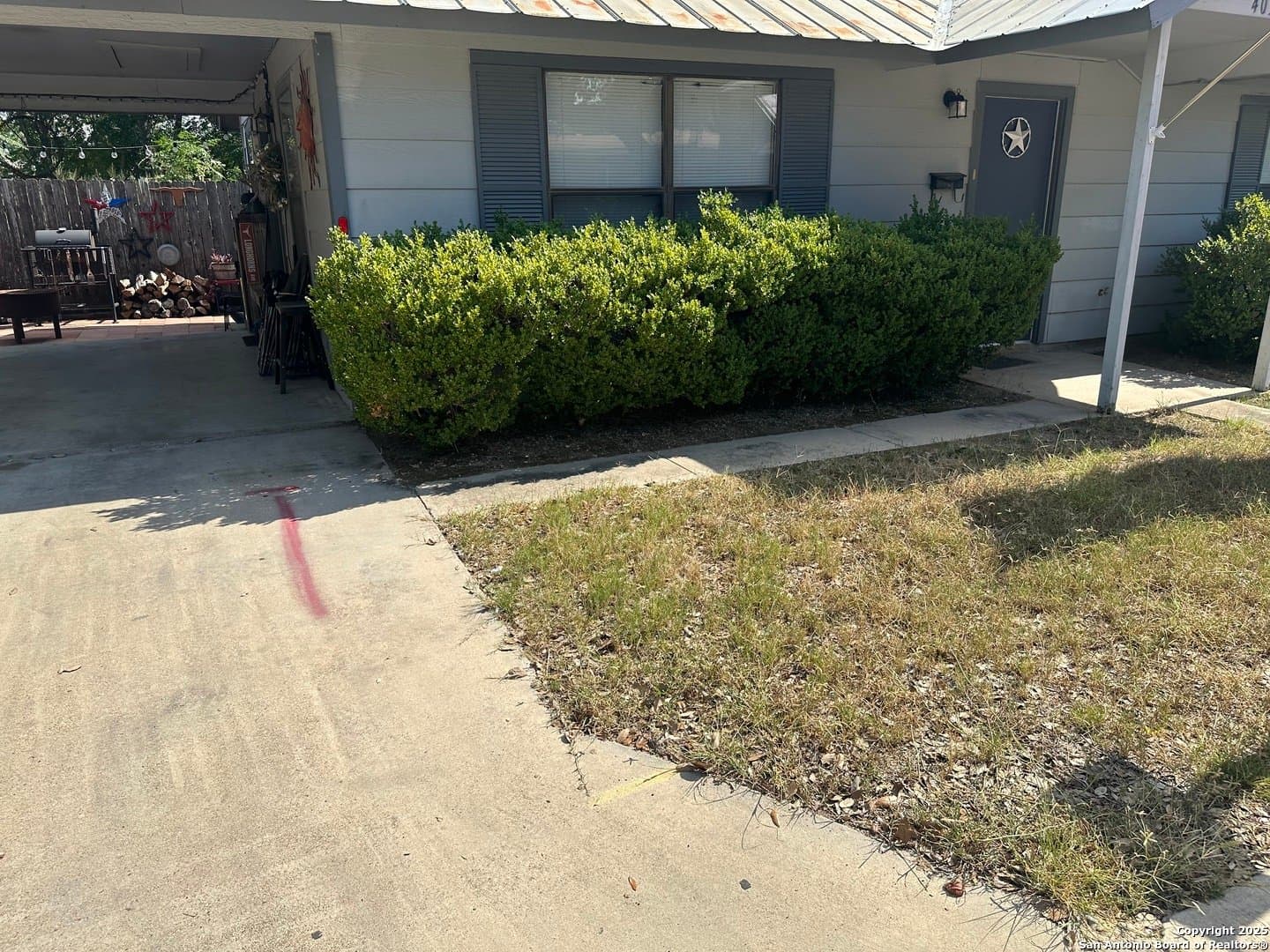 Pleasanton House: 401 W Adams