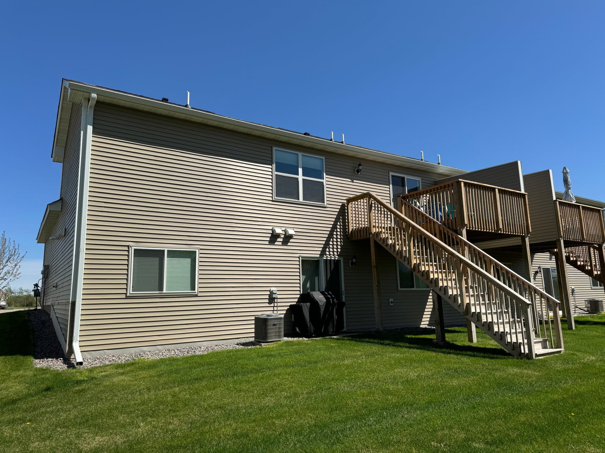 Montrose House: 1038 White Tail Ln