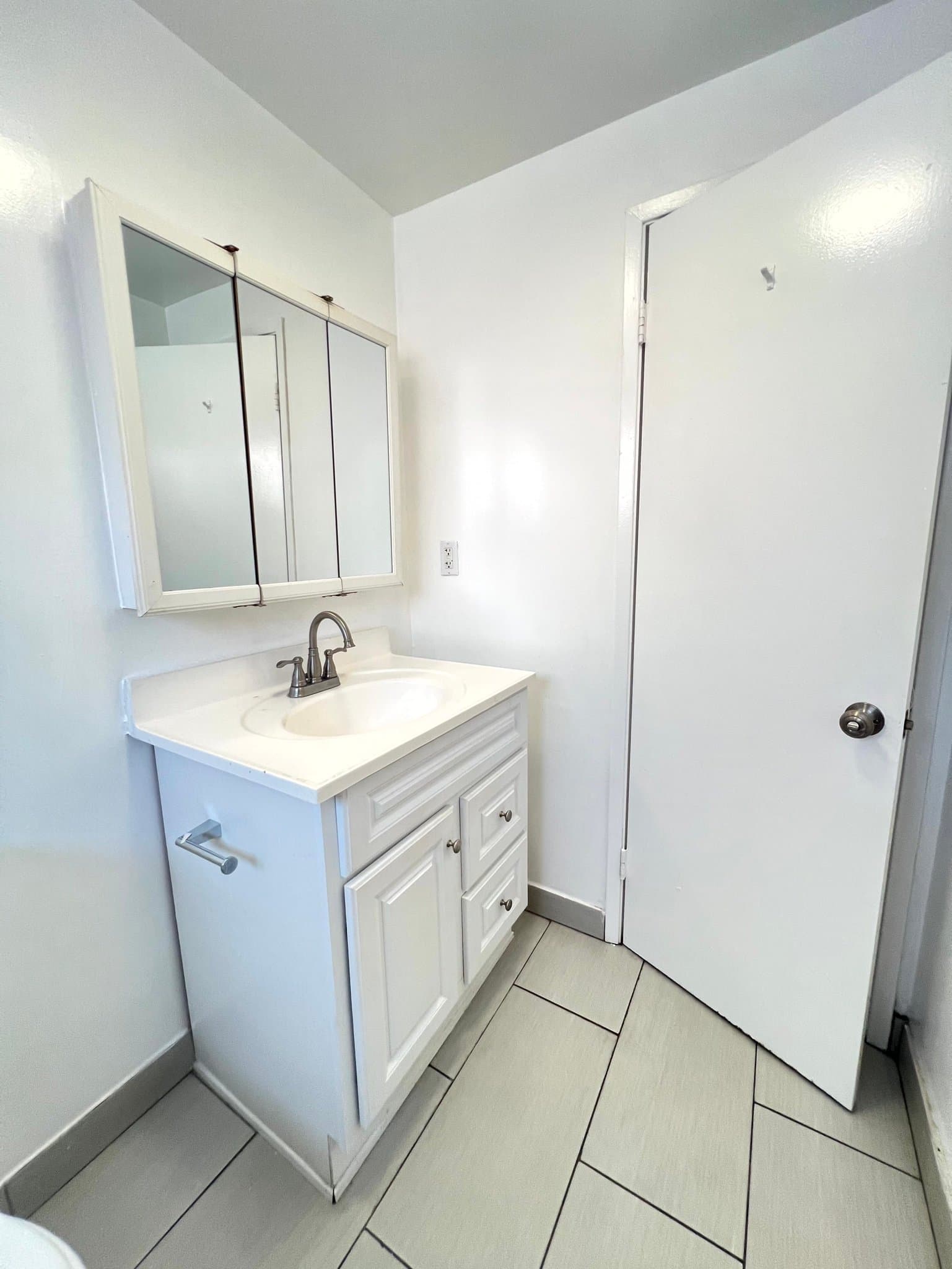 Los Angeles Apartment: 3704 Midvale
