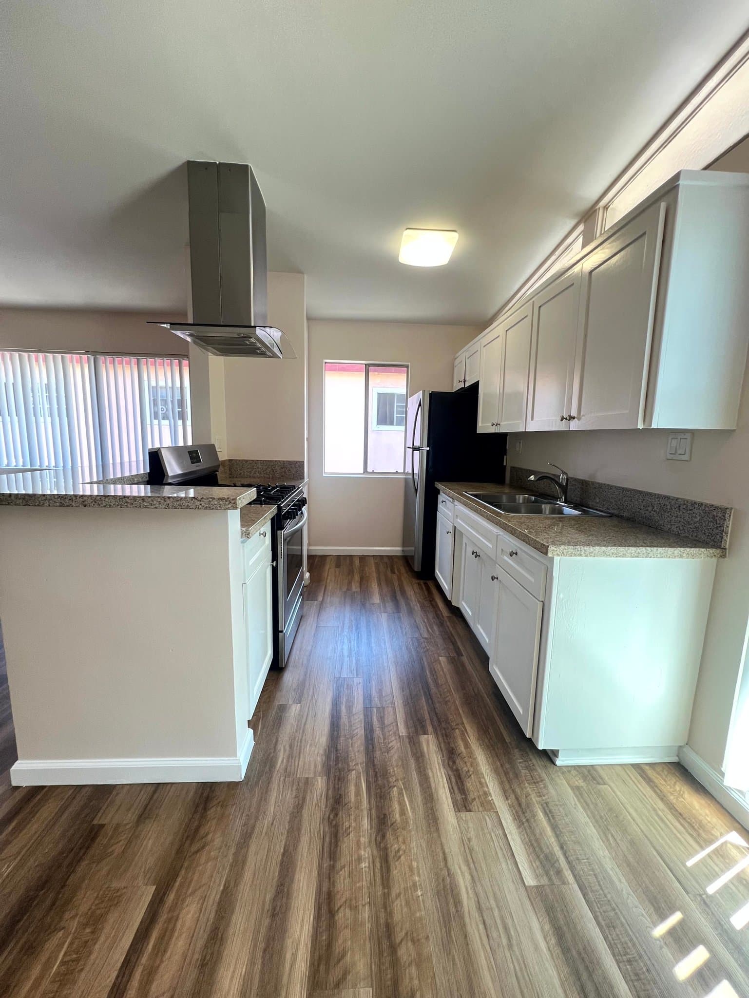 Los Angeles Apartment: 3704 Midvale