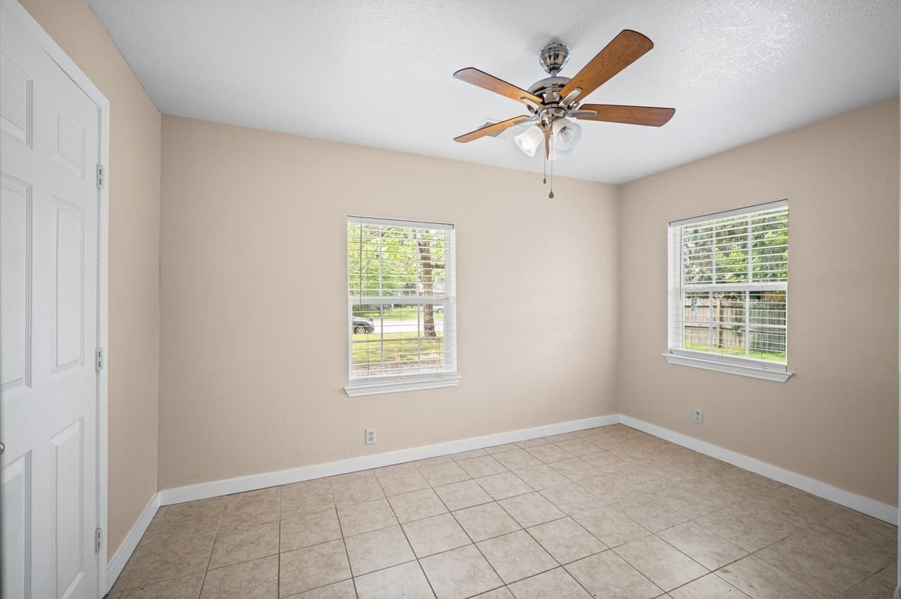 Conroe Apartment: 623 S 1st St