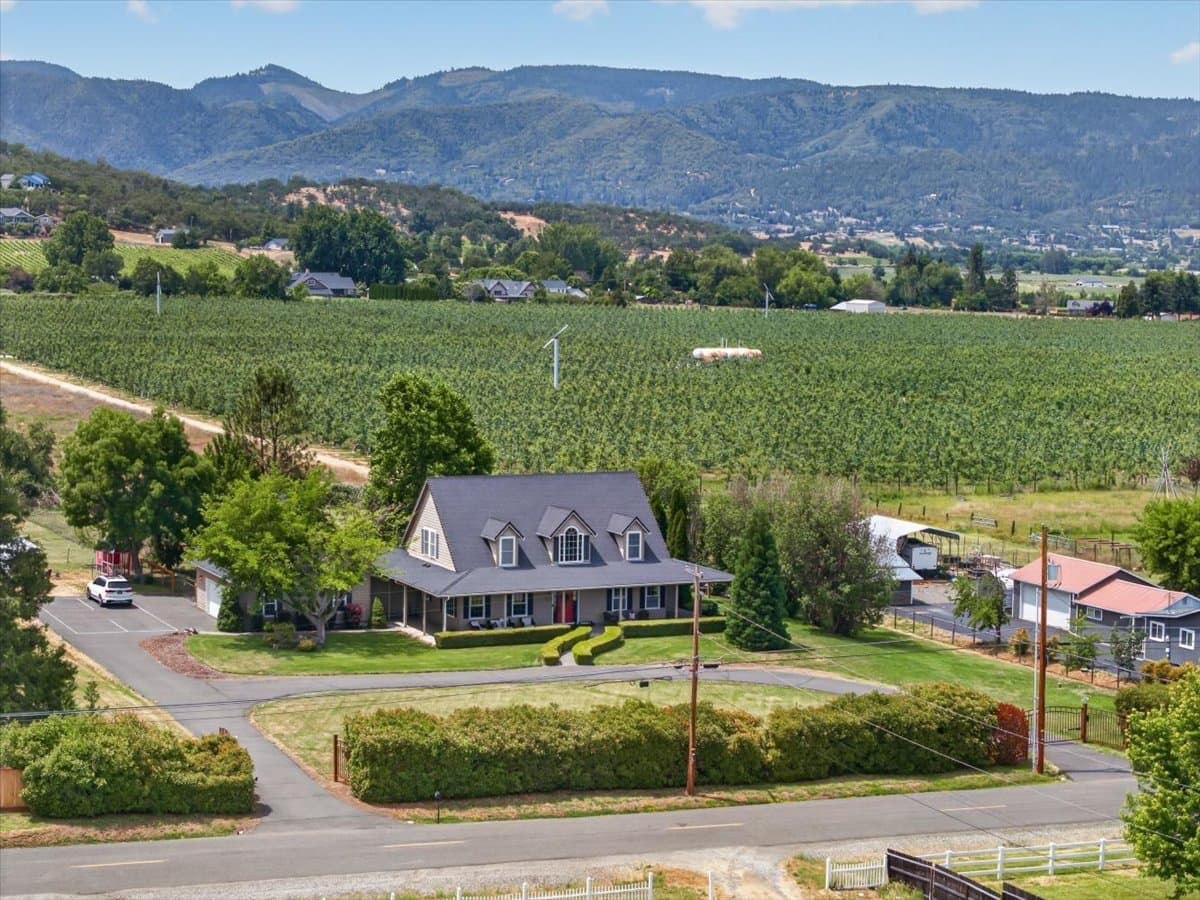 Medford House: 1760 Minear Rd