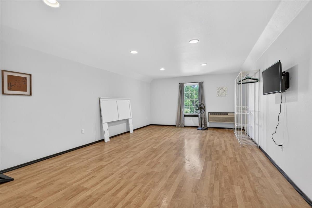 Medford House: 1760 Minear Rd
